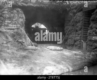 Batterie d'obusiers de Nouvelle-Zélande - la fosse à canon, vue arrière d'un emplacement de canon de la batterie d'obusiers de Nouvelle-Zélande. Montre tunnel en sac de sable avec des coquilles sur le sol. Photographie prise le 18 août 1917 Banque D'Images