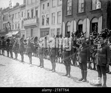 Les officiers de l'armée néo-zélandaise donnent trois encouragements au roi, les officiers néo-zélandais, debout dans une ligne, enlèvent leurs chapeaux alors qu'ils donnent trois encouragements au roi George V lors d'un défilé militaire pour célébrer la victoire à la bataille de Messines. Le défilé a eu lieu sur la place de la ville de Bailleul en France. Photographie prise le 26 juin 1917 Banque D'Images