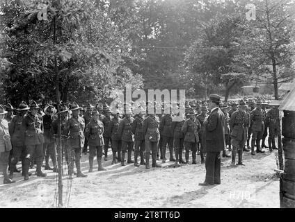 Sir Joseph Ward s'adressant aux troupes de la NZFA pendant la première Guerre mondiale, en France, Sir Joseph Ward s'adressant aux officiers et aux hommes de l'artillerie de campagne néo-zélandaise dans un camp à Vauchelles (Vaucelles) en France pendant la première Guerre mondiale Les troupes sont à l'aise. Photographie prise le 1 juillet 1918 Banque D'Images