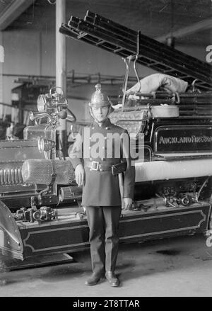 E P M Rexworthy de la brigade de pompiers d'Auckland, Nouvelle-Zélande debout à côté d'une pompe Dennis, membre de la brigade de pompiers d'Auckland, Nouvelle-Zélande (Auckland, New Zealand Central Fire Station), identifié comme E (Eddie) P M Rexworthy, debout à côté d'une pompe Dennis 1910. en 1914 Banque D'Images