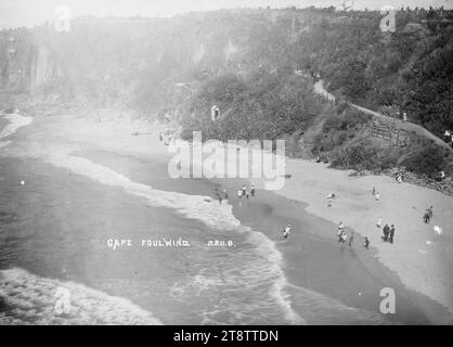 Cape Foulwind, vue regardant vers le bas sur une plage depuis le sommet d'une falaise à Cape Foulwind, regardant vers le nord. Montre les falaises et le littoral, avec un certain nombre de personnes sur la plage, et plusieurs marchent sur un sentier menant à flanc de colline, entre 1900 et 1920 Banque D'Images