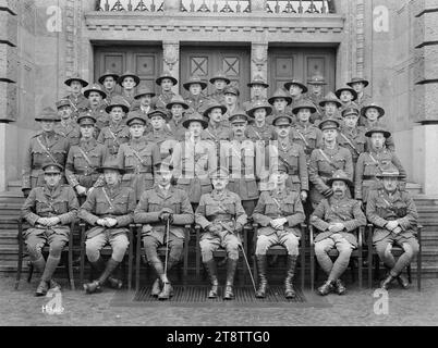 Major-général Russell et officiers d'état-major au quartier général divisionnaire, Leverkusen, Allemagne, Portrait de groupe du major-général Andrew Russell (assis au centre) avec des officiers d'état-major au quartier général divisionnaire de Nouvelle-Zélande à Leverkusen pendant l'occupation de l'Allemagne après la première Guerre mondiale Est également présent le lieutenant-colonel Henry Maitland (Jumbo) Wilson, officier d'état-major général 1, assis à gauche de Russell. Photographie prise en mars 1919 Banque D'Images