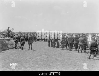 Les groupes massés jouant au concours de bande divisionnaire de Nouvelle-Zélande, France, Une vue générale regardant vers les groupes militaires massés jouant au concours de bande divisionnaire de Nouvelle-Zélande sous la direction du juge qui se tient sur un mur de sacs de sable, à l'extrême gauche. Un Régiment de Canterbury a remporté le concours. Photographie prise Authie le 27 juillet 1918 Banque D'Images