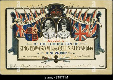 Nouvelle-Zélande. Gouvernement : vive notre Roi et notre Reine. Souvenir du couronnement du roi Édouard VII et de la reine Alexandra, le 26 juin 1902, du gouvernement de la Nouvelle-Zélande, à Mlle Pearl Margetts, fréquentant l'école Taumatatahi. Govt. Imprimer. Wgtn, Un souvenir présenté aux écoliers néo-zélandais, celui-ci à Miss Pearl Margetts de l'école Taumatatahi. Montre deux portraits ovales du roi Édouard VII et de la reine Alexandra au centre, flanqués de drapeaux drapés de l'Inde, de l'Égypte, de l'Afrique de l'est, de la Rhodésie, du Bechuanaland, nouvelle-Guinée, colonie du Cap, Canada, Australie, Nouvelle-Zélande, et deux autres Banque D'Images