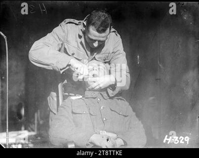 Un soldat subissant une extraction dentaire, première Guerre mondiale, Un soldat néo-zélandais subissant une extraction dentaire à l'hôpital du corps dentaire néo-zélandais à Nielles, en France, pendant la première Guerre mondiale Photographie prise en novembre 1917 Banque D'Images