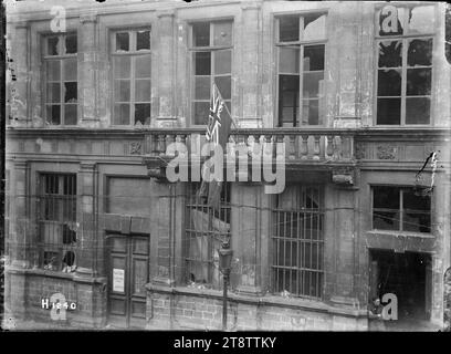 Drapeau néo-zélandais présenté au Quesnoy, drapeau néo-zélandais présenté à la ville de le Quesnoy sur la mairie qui a été partiellement détruite par les bombardements. Photographie prise vers fin novembre 1918 Banque D'Images