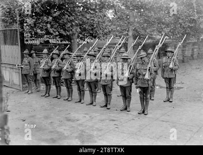 The New Zealand Divisional Headquarters Guards, Beauvois, première Guerre mondiale, Un portrait de groupe des gardes du quartier général de la Division New Zealand de la première Guerre mondiale assemblé à l'intérieur de l'entrée du QG. Ils épaulent les bras avec les baïonnettes fixées. Photographie prise Beauvois 9 novembre 1918 Banque D'Images