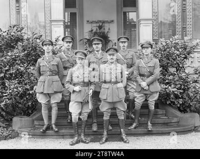 Le prince de Galles avec le major-général Russell et l'état-major divisionnaire à Leverkusen, Allemagne, portrait de groupe d'Edward, prince de Galles (avant gauche) debout avec le major-général Andrew Russell et des officiers d'état-major au quartier-général divisionnaire de Nouvelle-Zélande à Leverkusen pendant l'occupation de l'Allemagne après la première Guerre mondiale Le lieutenant-colonel Henry Maitland (Jumbo) Wilson est au centre derrière eux. Photographie prise en janvier 1919 Banque D'Images