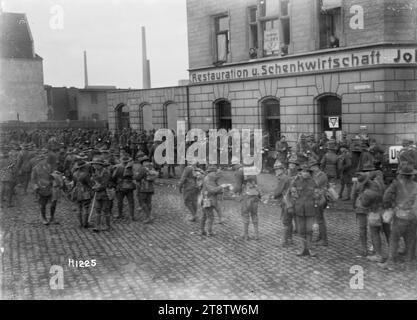 Les troupes néo-zélandaises de la première Guerre mondiale devant le YMCA à Ehrenfeld, Cologne, Un grand groupe de soldats néo-zélandais ont montré se mêler sur les pavés devant le YMCA NZ à Ehrenfeld, une banlieue de Cologne en Allemagne. Des notices YMCA apparaissent sur la fenêtre d'un bâtiment avec les mots allemands 'Restauration U. Schenkwirtschaft' dessus. 'NZ YMCA' est également écrit sur le mur. Photographie prise après la fin de la première Guerre mondiale, probablement décembre 1918 Banque D'Images