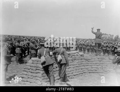 Les groupes massés sont dirigés au concours de groupes divisionnaires de Nouvelle-Zélande, en France, les groupes militaires massés jouent au concours de groupes divisionnaires de Nouvelle-Zélande sous la direction du juge qui se tient sur un mur de sacs de sable. Photographie prise Authie le 27 juillet 1918 Banque D'Images