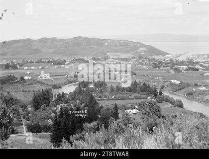 Vue panoramique de Gisborne, vue panoramique prise d'un point de vue élevé regardant vers la colline de Kati et la mer. Le port et le canton de Gisborne sont à l'extrême droite. circa 1910 Banque D'Images