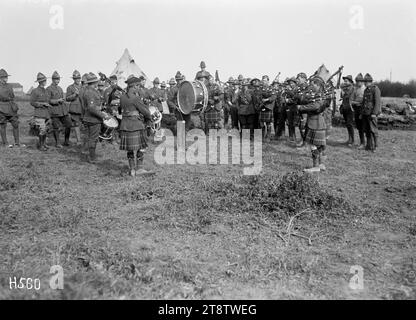 Un orchestre de pipe régimentaire d'Auckland, Nouvelle-Zélande jouant en France, Un orchestre de pipe kilted d'un Régiment d'Auckland, Nouvelle-Zélande jouant à Louvencourt, France, pendant la première Guerre mondiale Photographie prise le 30 avril 1918 Banque D'Images