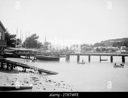 Devonport, Auckland, Nouvelle-Zélande, avec Duders Wharf, Devonport, Auckland, Nouvelle-Zélande, avec Duders Wharf. Les patins pour le club d'aviron sont au premier plan. North Head est sur la droite et l'île de Rangitoto est visible au loin. Les enfants jouent au bord de l'eau, vers 1900-1930 Banque D'Images