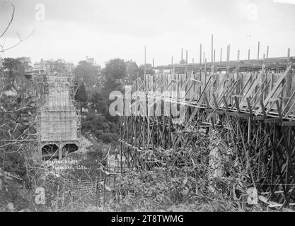 Pont de Grafton, Auckland, Nouvelle-Zélande, en construction, vue du pont de Grafton en construction. Prenez en regardant à travers Grafton Gully vers Symonds Street. De vastes échafaudages peuvent être vus en place aux deux extrémités du pont. Les tombes du cimetière de Symonds Street peuvent être vues dans le ravin ci-dessous. P d'Auckland, Nouvelle-Zélande Banque D'Images