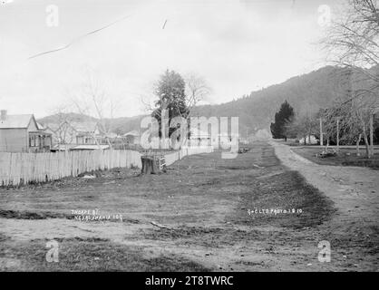 Thorpe Street, Ngaruawahia, Nouvelle-Zélande, 1910 -, vue le long de Thorpe Street, Ngaruawahia, Nouvelle-Zélande avec une large bordure devant une rangée de maisons sur la gauche de la rue. (Probablement Green & Colebrook, marchands, avec une succursale à Ngaruawahia, en Nouvelle-Zélande Banque D'Images