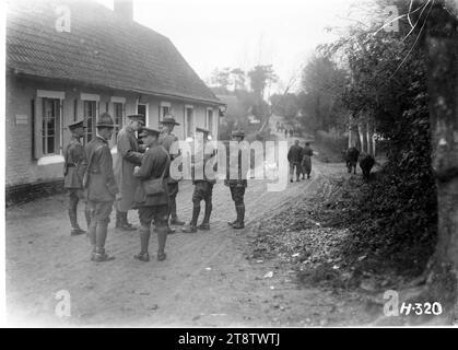 Le commandant néo-zélandais inspecte les billettes du 2nd Canterbury Regiment, France, le commandant néo-zélandais et d'autres officiers sur la route du petit village français de Quesques ? Inspection des billettes pour le 2nd Canterbury Regiment. En arrière-plan est montré les villageois et leurs animaux. Photographie prise le 25 octobre 1917 Banque D'Images