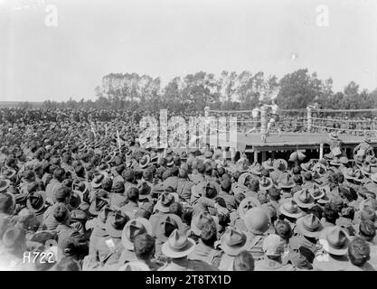 Soldats regardant un match de boxe au New Zealand Divisional Sports, Authie, Une foule de soldats de la première Guerre mondiale regardant deux boxeurs se balancer dans un ring, pendant les championnats de boxe au New Zealand Divisional Sports à Authie, France le 23 juillet 1918 Banque D'Images