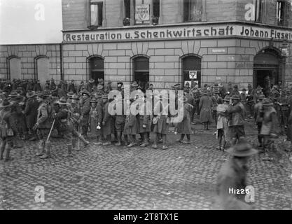 Les troupes néo-zélandaises de la première Guerre mondiale devant le YMCA à Ehrenfeld, Cologne, Un grand groupe de soldats néo-zélandais ont montré se mêler sur les pavés devant le YMCA NZ à Ehrenfeld, une banlieue de Cologne en Allemagne. Des notices YMCA apparaissent sur la fenêtre d'un bâtiment avec les mots allemands « Restauration U. Schenkwirtschaft Johann Fiessler? » dessus. 'NZ YMCA' est également écrit sur le mur. Photographie prise après la fin de la première Guerre mondiale, probablement décembre 1918 Banque D'Images