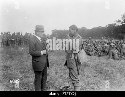 Joseph George Ward et un soldat fumant des cigares, Joseph George Ward et un soldat du bataillon des pionniers fumant des cigares. Prise en France, le 30 juin 1918 Banque D'Images