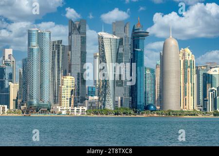 Doha, Qatar - 16 novembre 2023 : la Skyline panoramique de Doha, Banque D'Images