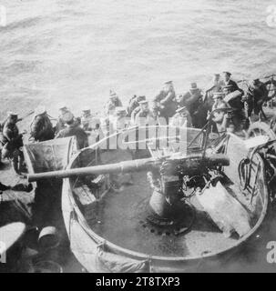 Vue sur le pont d'un destroyer en attente à la terre les troupes néo-zélandaises à Anzac Cove, Gallipoli, en Turquie, 1915 Banque D'Images