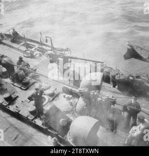 Vue sur le pont d'un destroyer en attente à la terre les troupes néo-zélandaises à Anzac Cove, Gallipoli, en Turquie, 1915 Banque D'Images