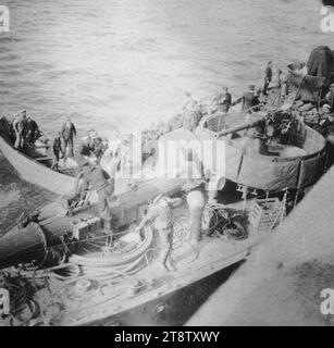 Vue sur le pont d'un destroyer en attente à la terre les troupes néo-zélandaises à Anzac Cove, Gallipoli, en Turquie, 1915 Banque D'Images