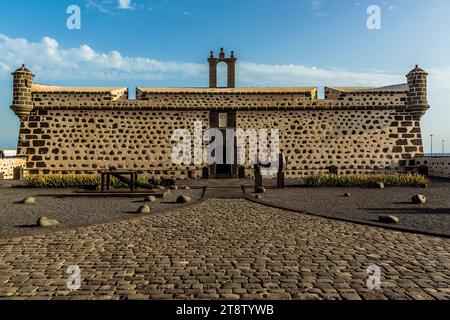 Une vue de la façade du château de San Jose à Arrecife, Lanzarote par un après-midi ensoleillé Banque D'Images