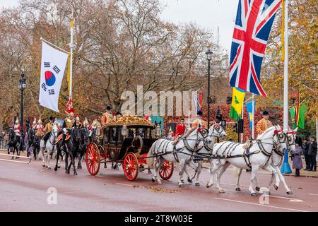 The Mall, Londres, Royaume-Uni. 21 novembre 2023. Sa Majesté la reine Camilla et la première dame de la République de Corée, Mme Kim Keon Heel, montent dans une procession en calèche le long du Mall après un accueil formel à Horse Guards Parade lors de la première journée complète de la visite d'État sud-coréenne au Royaume-Uni. Photo par Amanda Rose/Alamy Live News Banque D'Images