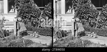 Edgar Williams jouant dans le jardin à l'extérieur de la maison de ses parents Viewbank sur Maitland Street, Dunedin, Sep 1894 Banque D'Images