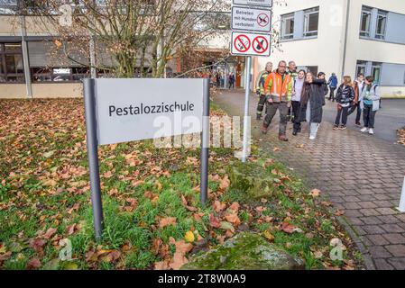 Großeinsatz an Förderschule in Neckarsulm : Schüler versprühen Pfefferspray während Pause im Schulhaus - 22 Kinder werden leicht verletzt - Eine Schülerin muss in Klinik eingeliefert werden - Großes Aufgebot der Rettungskräfte im Einsatz Reizgas in einer Förderschule BEI Neckarsulm sorgte am Diensagmittag für einen großen Rettungseinsatz. 22 Schüler atmeten die Gase ein und gelten laut Polizei als leicht verletzt. Inzwischen Hat die Polizei zwei Tatverdächtige ausmachen können. Die Schüler sollen UM 11,35 Uhr während der großen Pause in der toilette und dem Flur im Erdgeschoss der Förderschule Banque D'Images