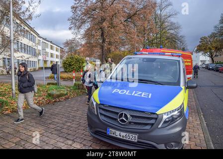 Großeinsatz an Förderschule in Neckarsulm : Schüler versprühen Pfefferspray während Pause im Schulhaus - 22 Kinder werden leicht verletzt - Eine Schülerin muss in Klinik eingeliefert werden - Großes Aufgebot der Rettungskräfte im Einsatz Reizgas in einer Förderschule BEI Neckarsulm sorgte am Diensagmittag für einen großen Rettungseinsatz. 22 Schüler atmeten die Gase ein und gelten laut Polizei als leicht verletzt. Inzwischen Hat die Polizei zwei Tatverdächtige ausmachen können. Die Schüler sollen UM 11,35 Uhr während der großen Pause in der toilette und dem Flur im Erdgeschoss der Förderschule Banque D'Images