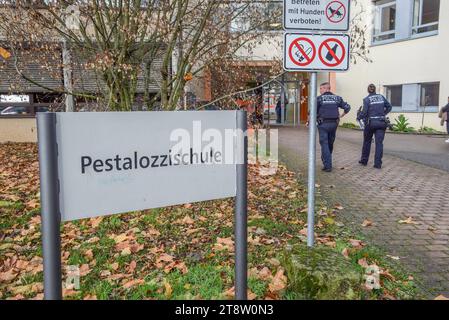 Großeinsatz an Förderschule in Neckarsulm : Schüler versprühen Pfefferspray während Pause im Schulhaus - 22 Kinder werden leicht verletzt - Eine Schülerin muss in Klinik eingeliefert werden - Großes Aufgebot der Rettungskräfte im Einsatz Reizgas in einer Förderschule BEI Neckarsulm sorgte am Diensagmittag für einen großen Rettungseinsatz. 22 Schüler atmeten die Gase ein und gelten laut Polizei als leicht verletzt. Inzwischen Hat die Polizei zwei Tatverdächtige ausmachen können. Die Schüler sollen UM 11,35 Uhr während der großen Pause in der toilette und dem Flur im Erdgeschoss der Förderschule Banque D'Images