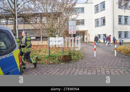 Großeinsatz an Förderschule in Neckarsulm : Schüler versprühen Pfefferspray während Pause im Schulhaus - 22 Kinder werden leicht verletzt - Eine Schülerin muss in Klinik eingeliefert werden - Großes Aufgebot der Rettungskräfte im Einsatz Reizgas in einer Förderschule BEI Neckarsulm sorgte am Diensagmittag für einen großen Rettungseinsatz. 22 Schüler atmeten die Gase ein und gelten laut Polizei als leicht verletzt. Inzwischen Hat die Polizei zwei Tatverdächtige ausmachen können. Die Schüler sollen UM 11,35 Uhr während der großen Pause in der toilette und dem Flur im Erdgeschoss der Förderschule Banque D'Images