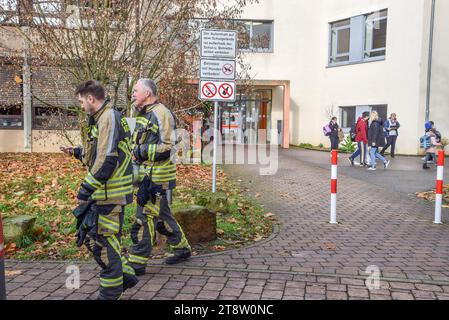 Großeinsatz an Förderschule in Neckarsulm : Schüler versprühen Pfefferspray während Pause im Schulhaus - 22 Kinder werden leicht verletzt - Eine Schülerin muss in Klinik eingeliefert werden - Großes Aufgebot der Rettungskräfte im Einsatz Reizgas in einer Förderschule BEI Neckarsulm sorgte am Diensagmittag für einen großen Rettungseinsatz. 22 Schüler atmeten die Gase ein und gelten laut Polizei als leicht verletzt. Inzwischen Hat die Polizei zwei Tatverdächtige ausmachen können. Die Schüler sollen UM 11,35 Uhr während der großen Pause in der toilette und dem Flur im Erdgeschoss der Förderschule Banque D'Images