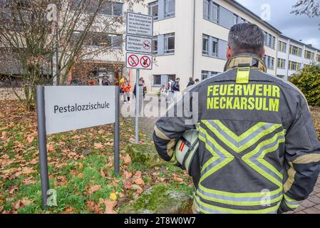 Großeinsatz an Förderschule in Neckarsulm : Schüler versprühen Pfefferspray während Pause im Schulhaus - 22 Kinder werden leicht verletzt - Eine Schülerin muss in Klinik eingeliefert werden - Großes Aufgebot der Rettungskräfte im Einsatz Reizgas in einer Förderschule BEI Neckarsulm sorgte am Diensagmittag für einen großen Rettungseinsatz. 22 Schüler atmeten die Gase ein und gelten laut Polizei als leicht verletzt. Inzwischen Hat die Polizei zwei Tatverdächtige ausmachen können. Die Schüler sollen UM 11,35 Uhr während der großen Pause in der toilette und dem Flur im Erdgeschoss der Förderschule Banque D'Images