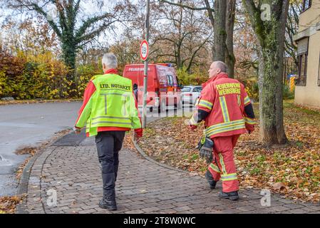 Großeinsatz an Förderschule in Neckarsulm : Schüler versprühen Pfefferspray während Pause im Schulhaus - 22 Kinder werden leicht verletzt - Eine Schülerin muss in Klinik eingeliefert werden - Großes Aufgebot der Rettungskräfte im Einsatz Reizgas in einer Förderschule BEI Neckarsulm sorgte am Diensagmittag für einen großen Rettungseinsatz. 22 Schüler atmeten die Gase ein und gelten laut Polizei als leicht verletzt. Inzwischen Hat die Polizei zwei Tatverdächtige ausmachen können. Die Schüler sollen UM 11,35 Uhr während der großen Pause in der toilette und dem Flur im Erdgeschoss der Förderschule Banque D'Images