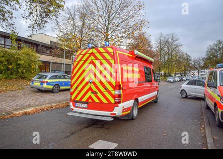 Großeinsatz an Förderschule in Neckarsulm : Schüler versprühen Pfefferspray während Pause im Schulhaus - 22 Kinder werden leicht verletzt - Eine Schülerin muss in Klinik eingeliefert werden - Großes Aufgebot der Rettungskräfte im Einsatz Reizgas in einer Förderschule BEI Neckarsulm sorgte am Diensagmittag für einen großen Rettungseinsatz. 22 Schüler atmeten die Gase ein und gelten laut Polizei als leicht verletzt. Inzwischen Hat die Polizei zwei Tatverdächtige ausmachen können. Die Schüler sollen UM 11,35 Uhr während der großen Pause in der toilette und dem Flur im Erdgeschoss der Förderschule Banque D'Images