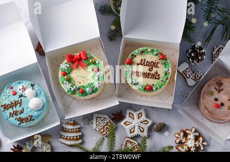 Gâteaux de Noël, gâteaux à Bento festifs, dessert du nouvel an sur fond lumineux Banque D'Images