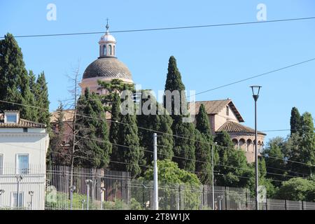 Basilique catholique romaine des Saints Jean et Paul (Santi Giovanni e Paolo) sur la colline de Caelian, Centre historique de Rome antique, Rome, Italie Banque D'Images