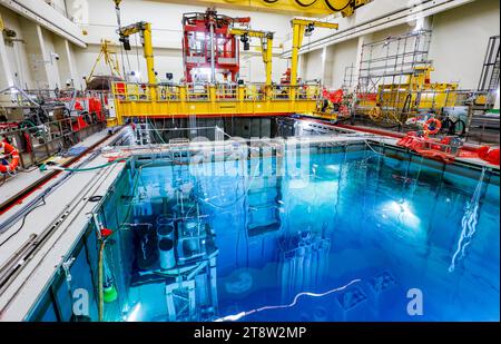 21 novembre 2023, Schleswig-Holstein, Brunsbüttel : des techniciens travaillent dans l'ancien bloc réacteur de la centrale nucléaire de Brunsbüttel. Un nouveau grand projet a été lancé, à savoir le démantèlement de la centrale nucléaire déclassée de Brunsbüttel. La plate-forme de préchauffage, qui pèse environ 1000 tonnes, doit être démontée et déposée. Photo : Axel Heimken/dpa Banque D'Images