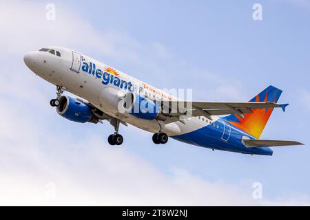 N305NV Allegiant Air Airbus A319-112 atterrissant à Palm Springs (PSP/KPSP) Banque D'Images