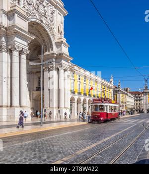 Lisbonne tram ou trolley sur la rue Da Alfandega sur la Praça do Comércio ou place du Commerce dans la section Baixa de Lisbonne Portugal Banque D'Images