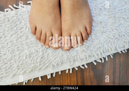 Photo Gros plan d'une femelle pieds et mains à spa salon de pédicure et manucure intérieur Banque D'Images