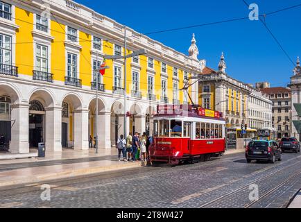 Lisbonne tram ou trolley sur la rue Da Alfandega sur la Praça do Comércio ou place du Commerce dans la section Baixa de Lisbonne Portugal Banque D'Images