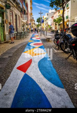 Trottoir coloré sur la rue Direita ou rue Direita à Portimao dans le district de Faro de l'Algarve au Portugal Banque D'Images