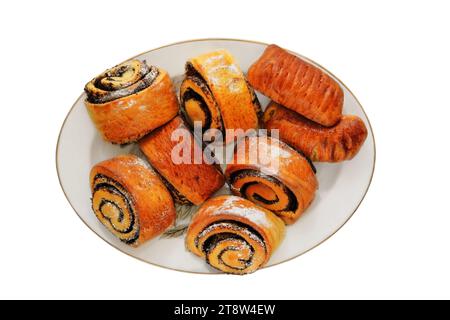 Brioches avec des graines de pavot sur une assiette isolé sur fond blanc. Brioche maison sucrée. Vue de dessus. Banque D'Images