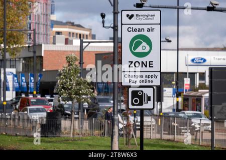 Voitures dans la zone Air pur de 30 mph gérée par le conseil municipal de Birmingham le long de l'A38 Bristol Street dans le centre-ville le 9 novembre 2023 à Birmingham, Royaume-Uni. La zone Air pur couvre la ville à l'intérieur du périphérique intérieur, mais n'inclut pas le Middleway lui-même. Une zone Air pur alias CAZ, est une zone dans certaines villes britanniques où des mesures ciblées sont prises pour améliorer la qualité de l'air. Un CAZ peut être sans charge ou en charge. La charge d'un véhicule lors de l'entrée ou du passage dans une ZAC dépend du type de véhicule. Les véhicules à très faibles émissions ne sont pas chargés lorsqu'ils entrent ou passent dans une zone propre Banque D'Images