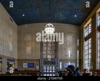 Newark, NJ – US – 12 nov. 2023 vue intérieure des passagers en attente dans la salle d’attente principale de Newark Penn Station de style Art déco et néo-classique. Banque D'Images