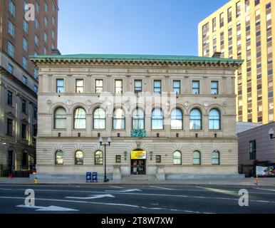 Newark, NJ – États-Unis – 12 novembre 2023 vue de la branche principale de quatre étages de la bibliothèque publique de Newark inspirée de la Renaissance italienne. Conçu par John Hall Ran Banque D'Images